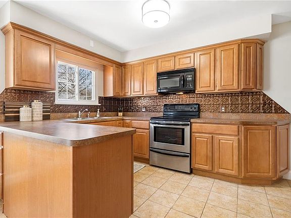 3rd image of 470 McPherson Ave