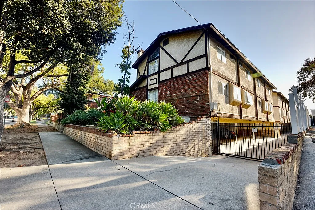 2 bed, 1.5 bath, 863 sqft, $2,800 — Photo 3