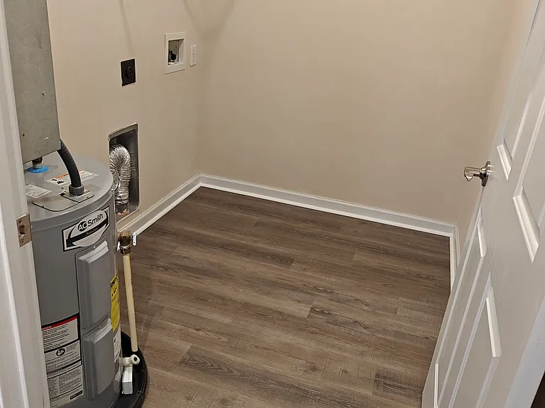 Large (8x6) Laundry Room w tons of space!