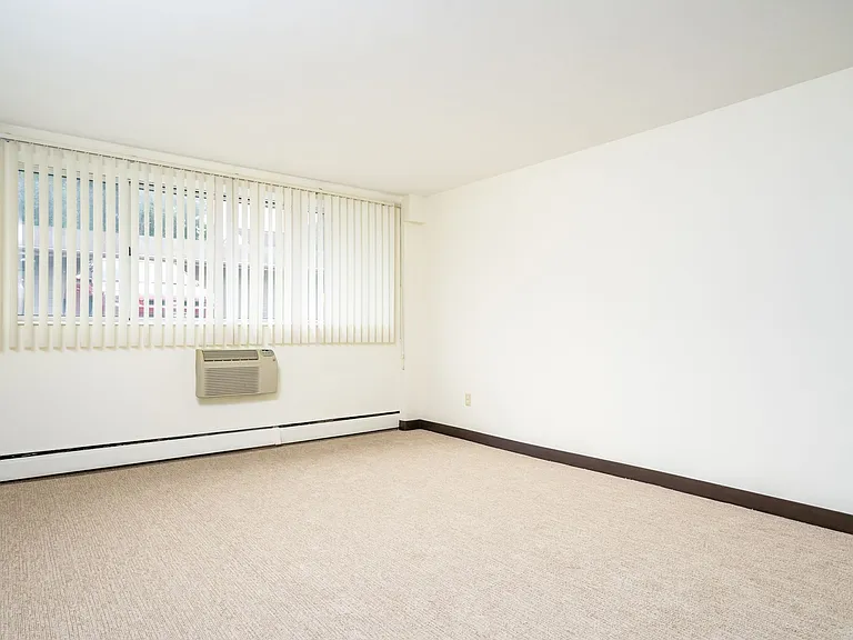 1776 St. Clair Ave — Photo 14