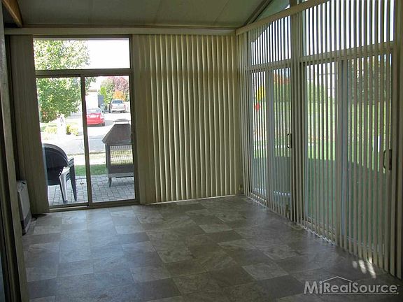4th image of 47410 Mallard Dr