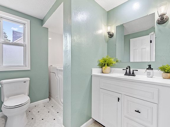 4th image of 1002 Spring St