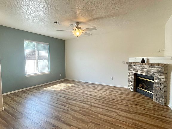 3rd image of 1217 Forsythia Ave