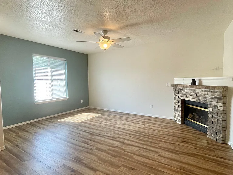 1217 Forsythia Ave — Photo 3