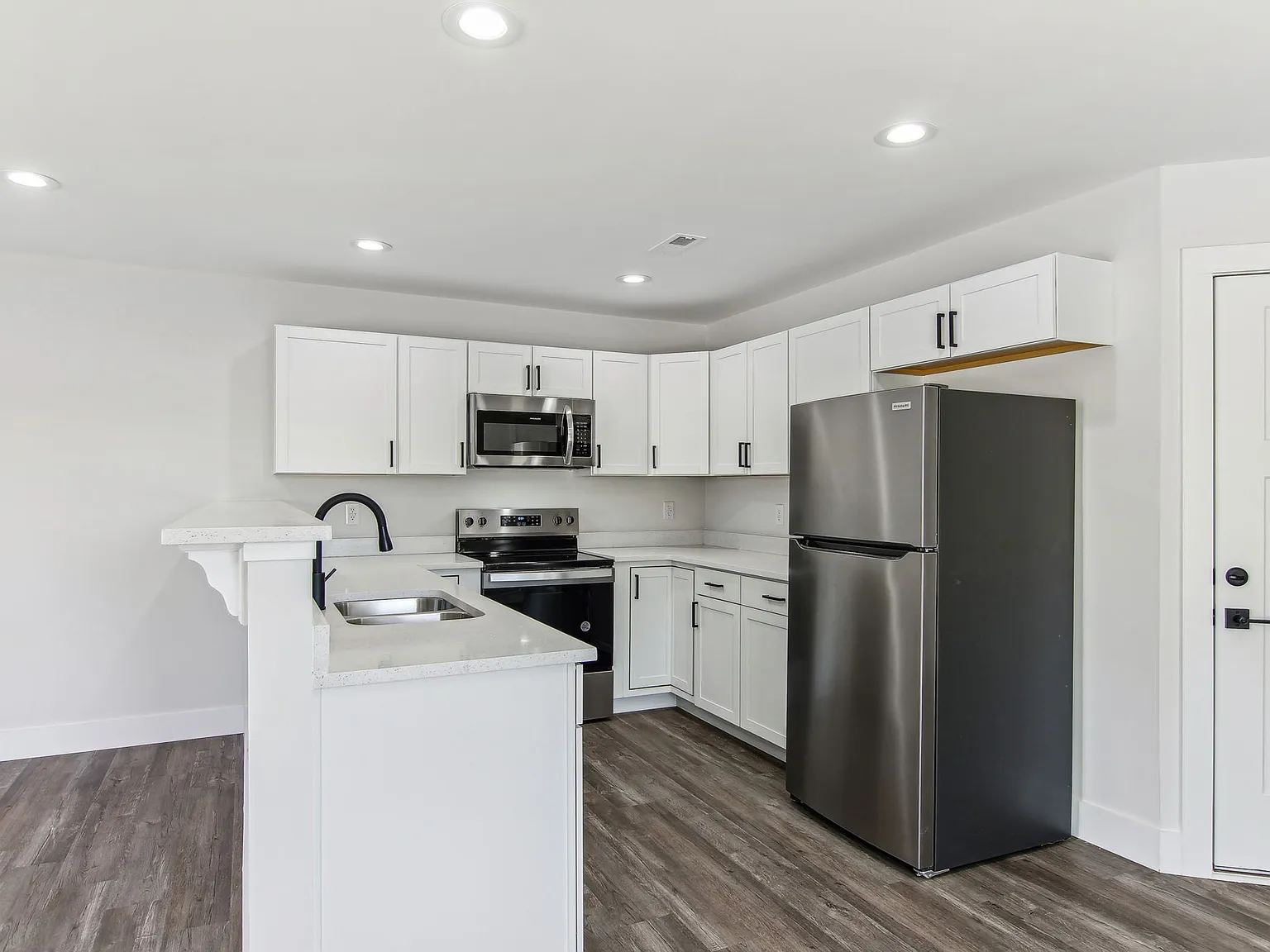 3 bed, 2.5 bath, 1404 sqft, $1,645 — Photo 4