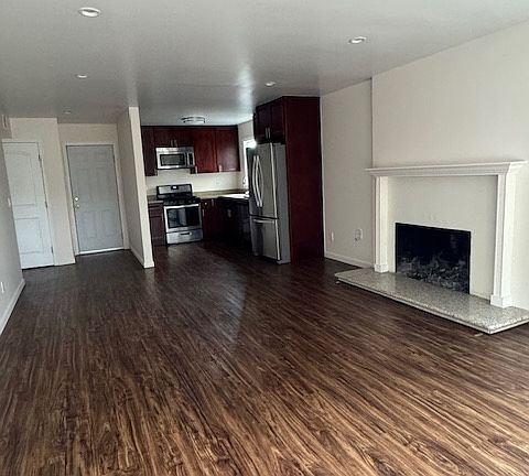 2nd image of 3564 Crestmoor Dr