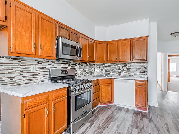 5th image of 142 Humphrey Ave #2
