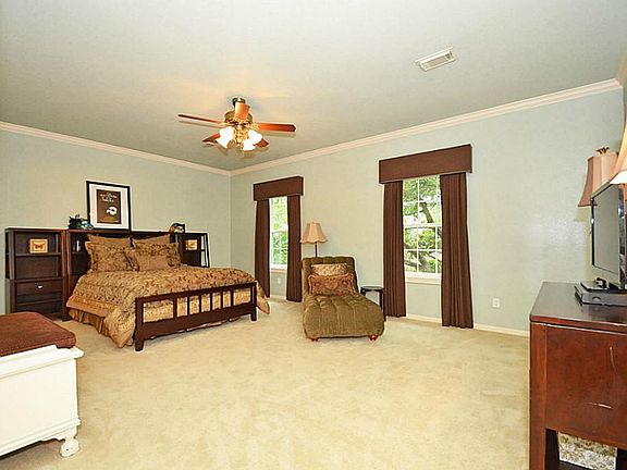 5th image of 2934 Oakland Dr