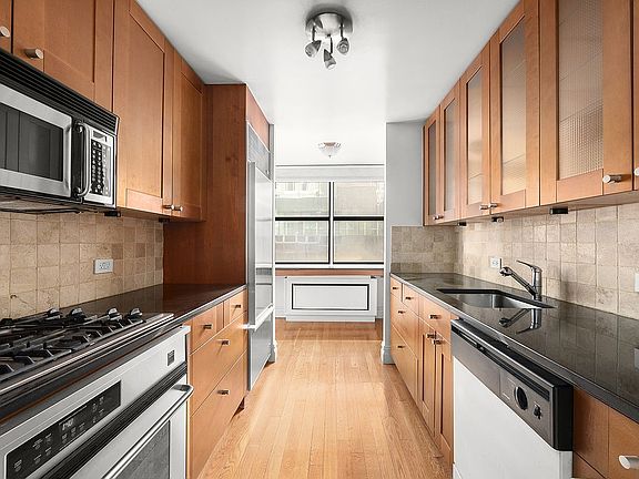 4th image of 112 W 56th St APT 32S