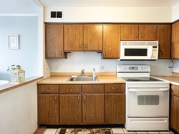 4th image of 5415 N Sheridan Rd APT 1015