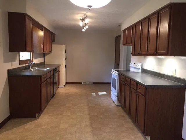 3 bed, 1.5 bath, 1300 sqft, $1,450 — Photo 3