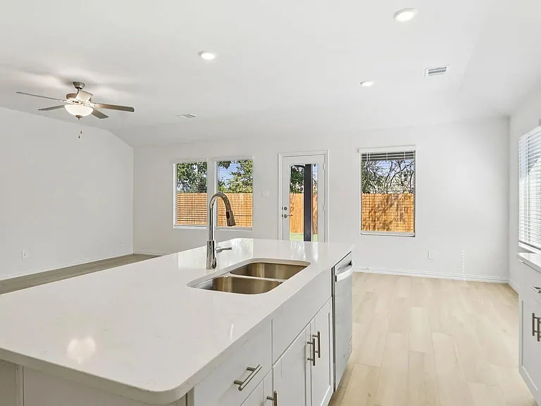 1019 Emberwood Dr — Photo 11
