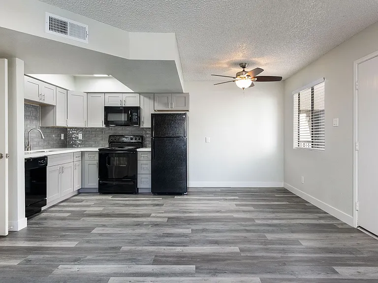 Stonybrook Apartments — Photo 7