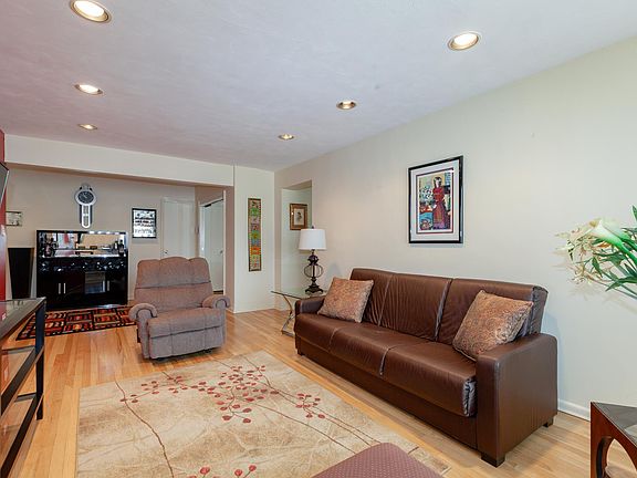 4th image of 18-40 211th St #6C