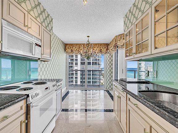 4th image of 16445 Collins Avenue #1026