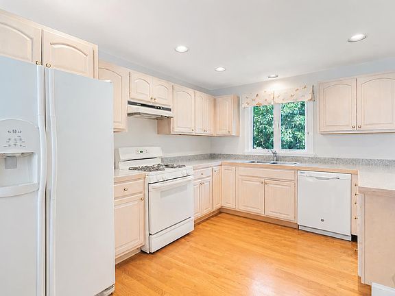 5th image of 23 Thaxter Ln