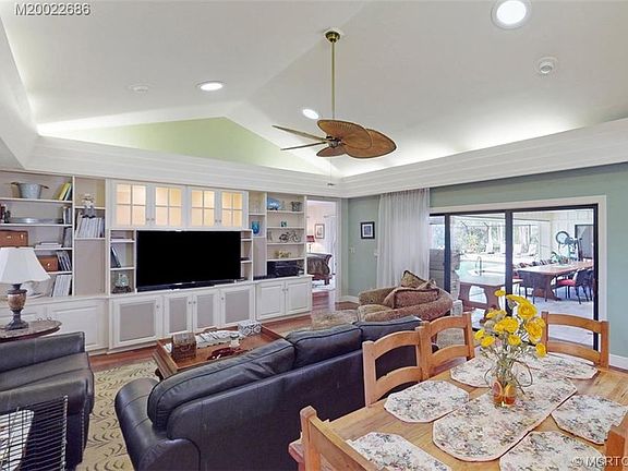 3rd image of 654 SW Thornhill Ln