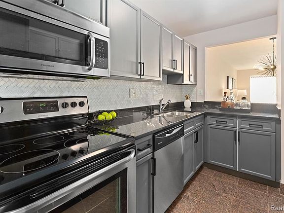 4th image of 1001 W Jefferson Ave #18E
