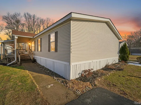 3612 Hawthorne St, Clarkston, MI 48348