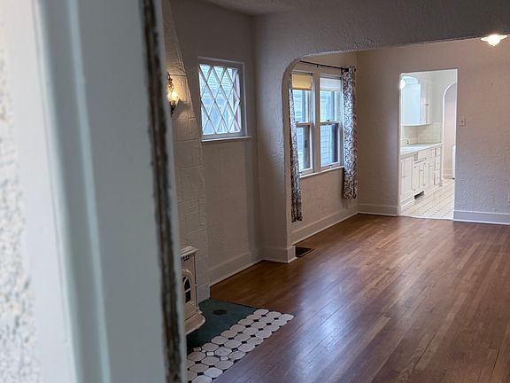 5th image of 906 E Dale St