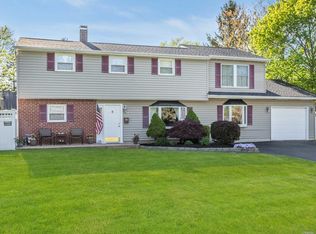 14 Jeffery Rd, Oakdale, NY 11769