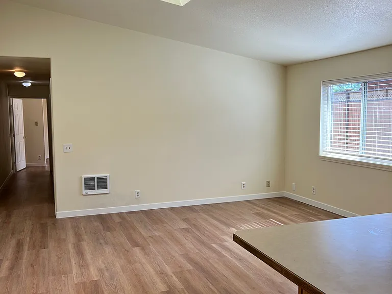 435 NE Clay Ave — Photo 2
