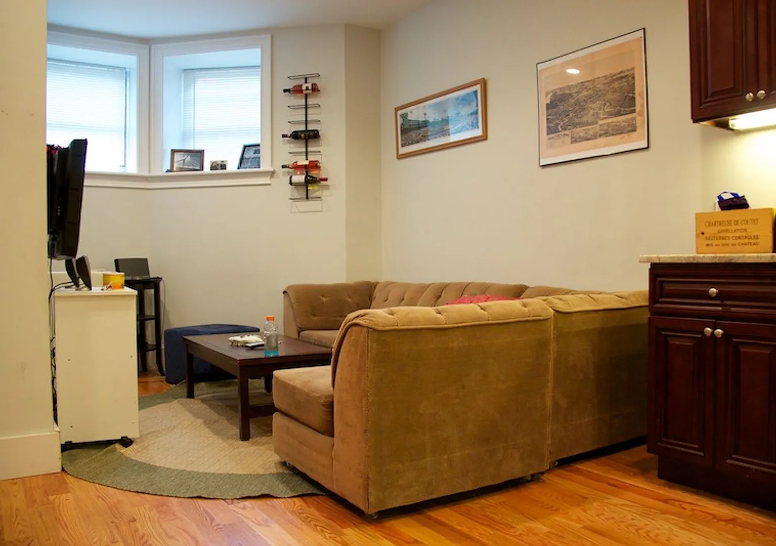 Charming 3 Bedroom- — Photo 2