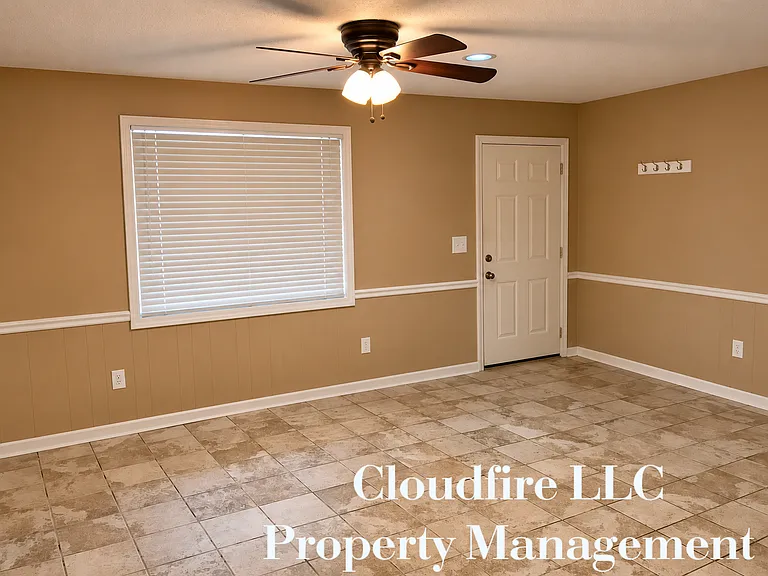 220 James Cir #220 — Photo 3