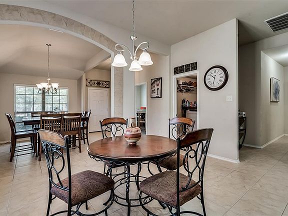 4th image of 108 Lacy Oak Ln
