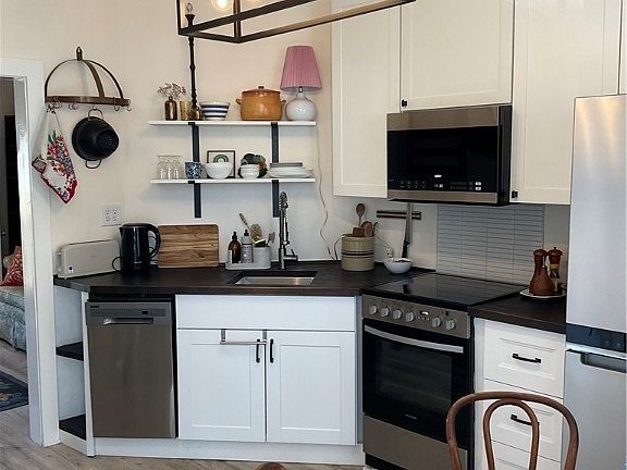 3rd image of 524 E Charlton Street