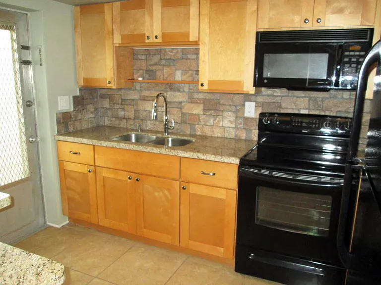 NE 27th Ct — Photo 17