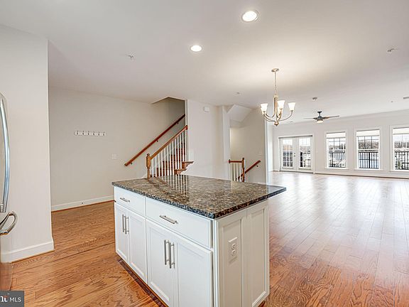 5th image of 606 Marina Landing Ln