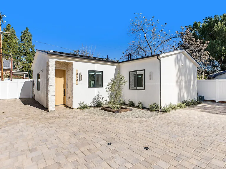 19531 Strathern St — Photo 1