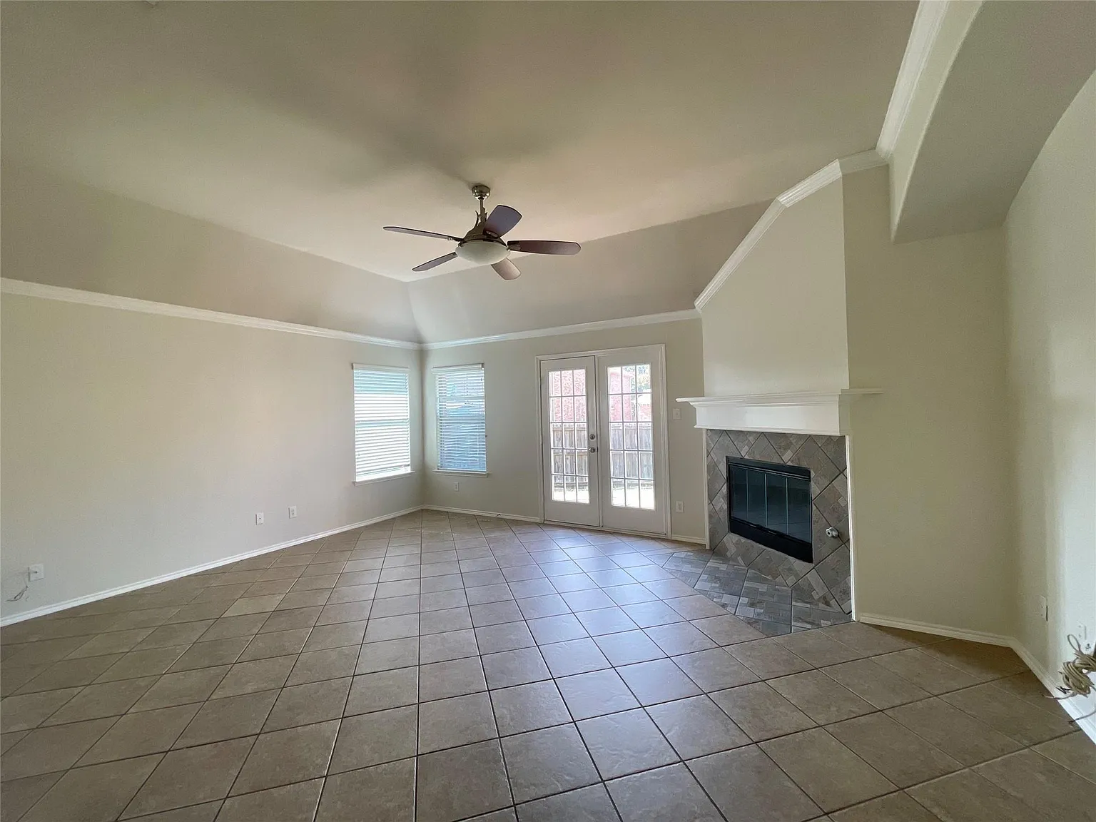 3 bed, 1895 sqft, $2,450 — Photo 4