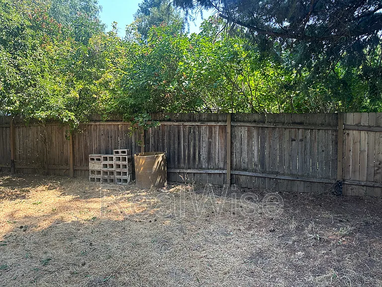 940 SE North St — Photo 43