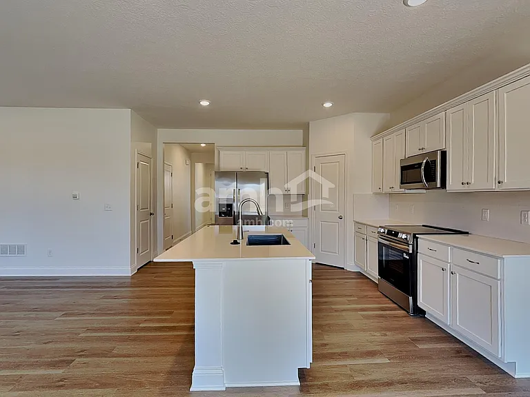 884 Heritage Blvd — Photo 3