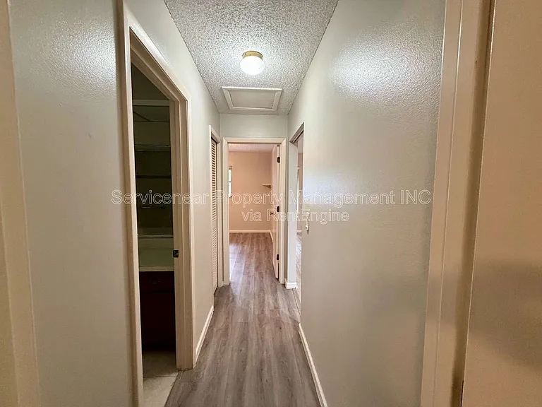 423 Whispering Oaks Ct — Photo 14