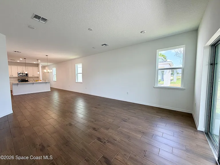 917 Castleford Ave NE — Photo 7