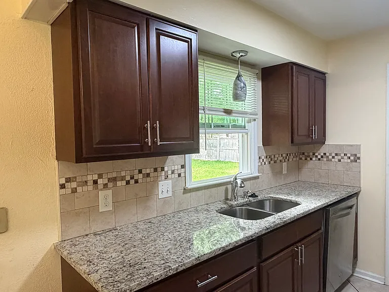 403 Meadowbrook Dr — Photo 8