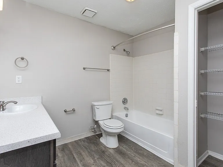Berkeley Landing Apartments — Photo 22