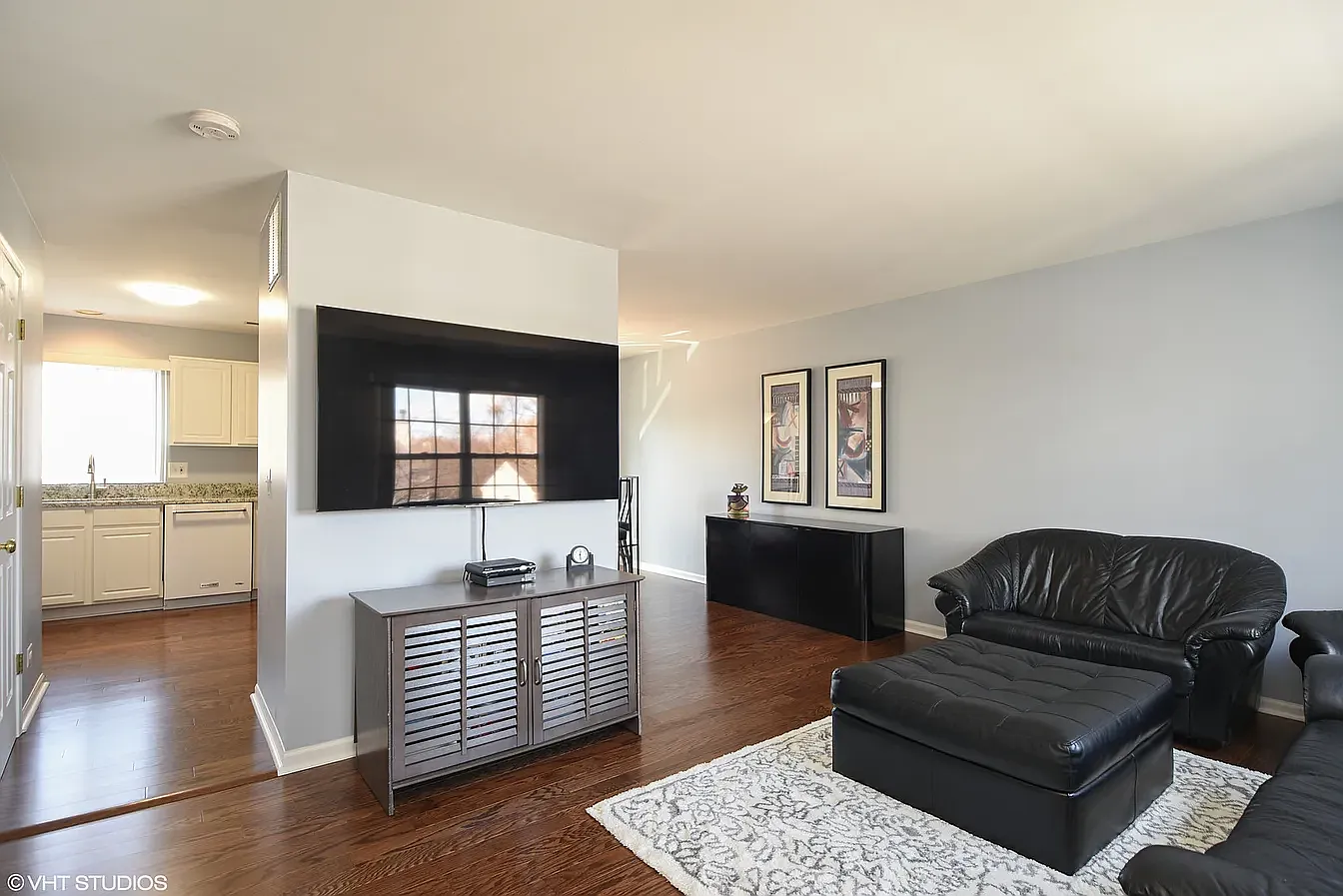 2 bed, 1.5 bath, 1300 sqft, $2,400 — Photo 1