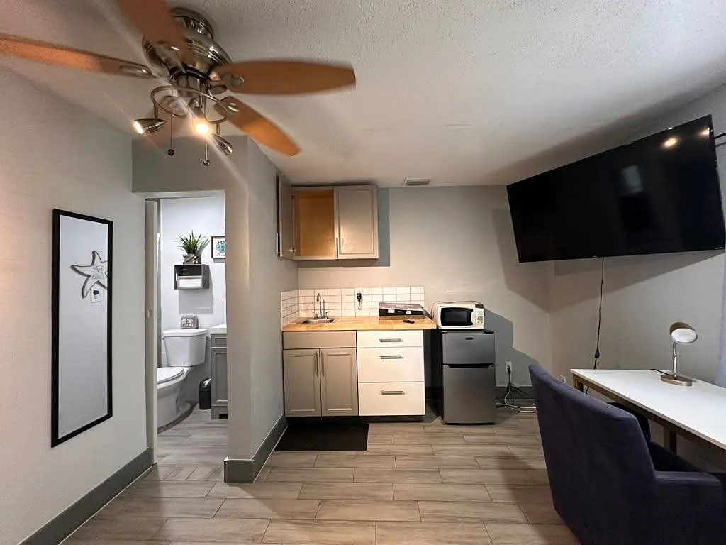 1 bed, 1.0 bath, 100 sqft, $1,000 — Photo 1