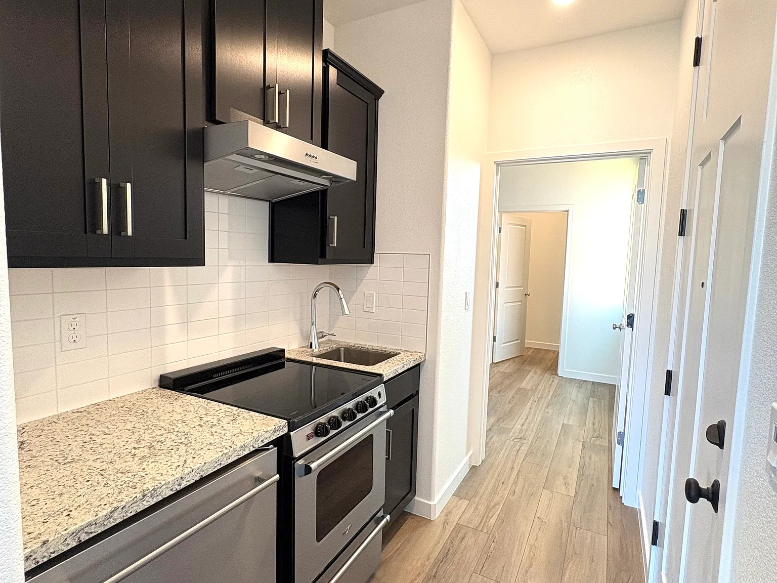 1 bed, 300 sqft, $1,200 — Photo 2