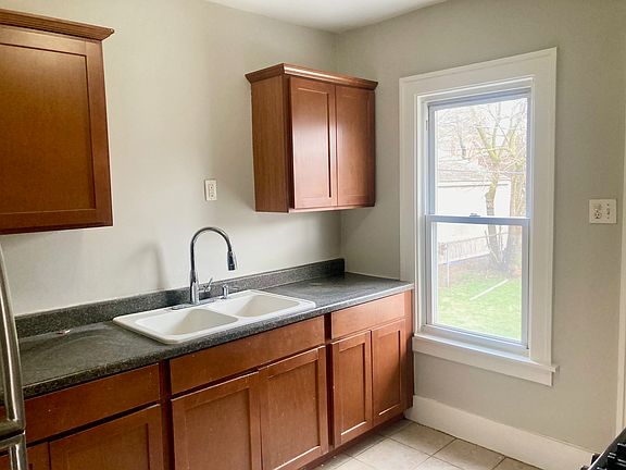 3rd image of 332 Spencer St #1