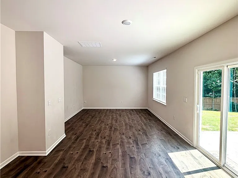 305 Robert Pl — Photo 11