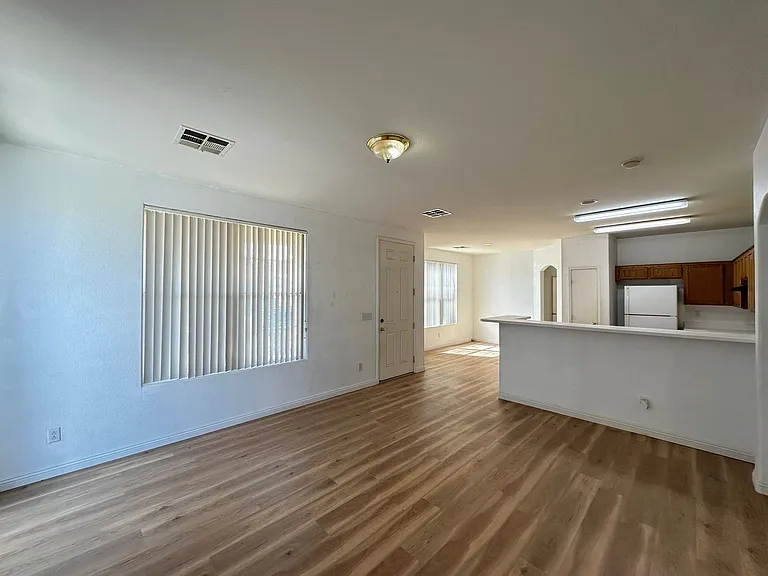 2525 Living Rock St — Photo 8