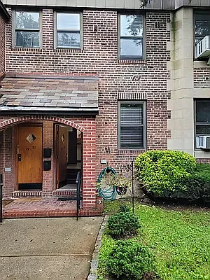 Rented by Halvatzis Realty | media 23