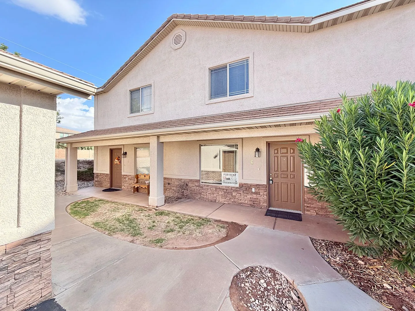 3 bed 2 bath townhome with garage - Bedrock! Community pool! — Photo 3