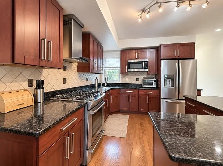 3 bed, 2.0 bath, 1300 sqft, $3,600 — Photo 3