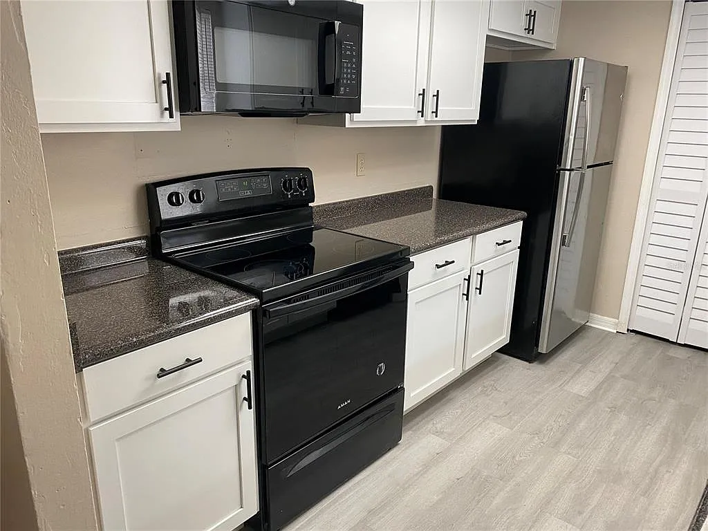 3 bed, 2.0 bath, 1332 sqft, $1,795 — Photo 2